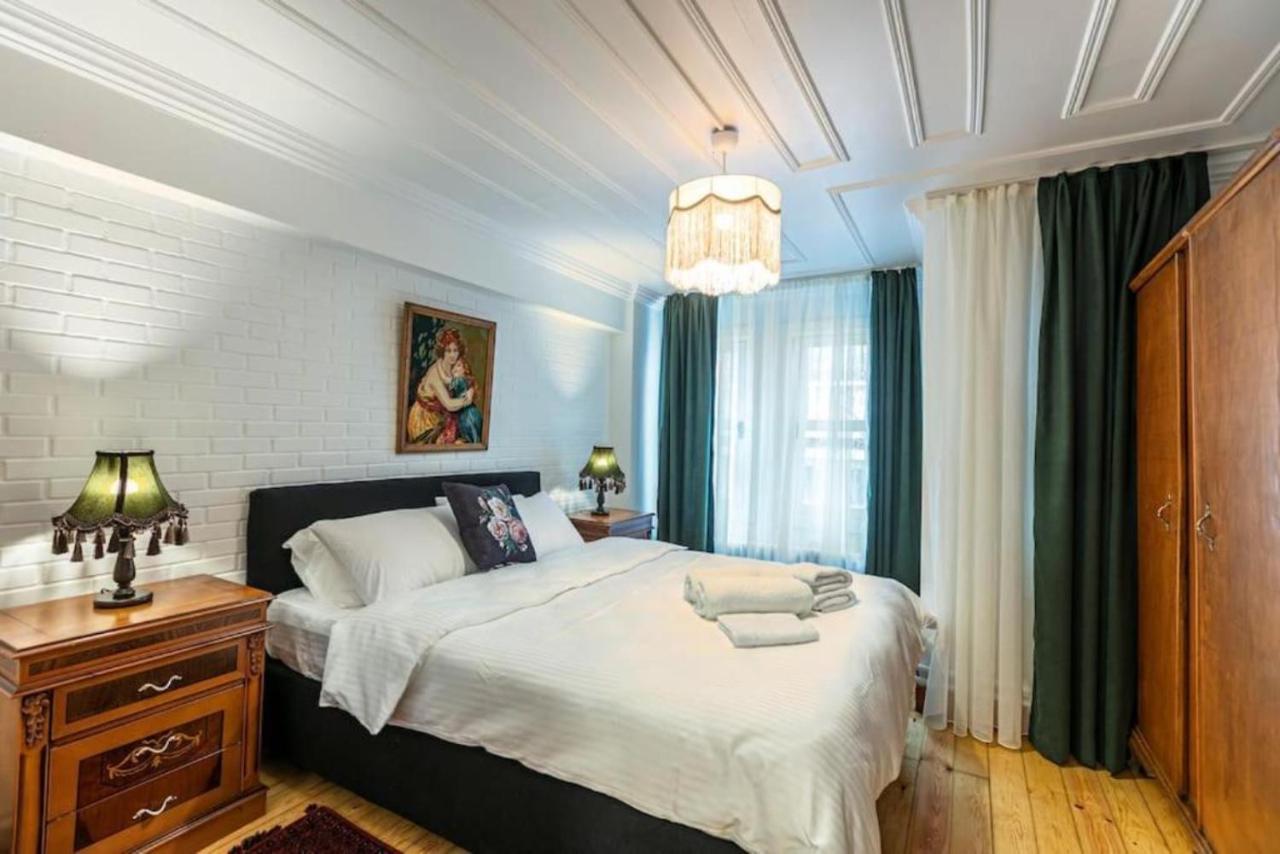 Historical 4-Br Home Steps From Besiktas Stadium & Bosphorus Views - Prime Nisantasi Location! Istanboel Buitenkant foto