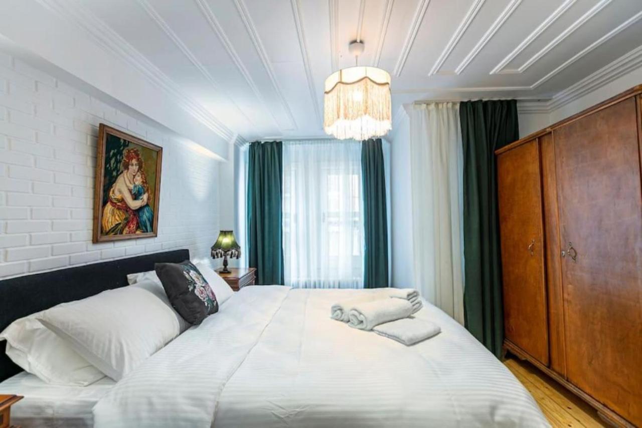 Historical 4-Br Home Steps From Besiktas Stadium & Bosphorus Views - Prime Nisantasi Location! Istanboel Buitenkant foto