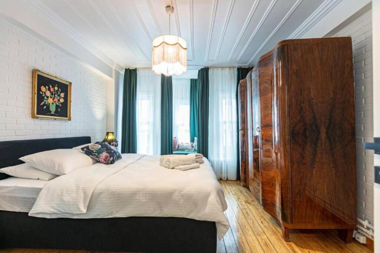 Historical 4-Br Home Steps From Besiktas Stadium & Bosphorus Views - Prime Nisantasi Location! Istanboel Buitenkant foto