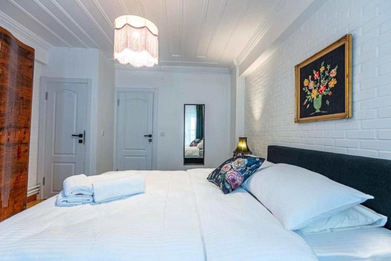 Historical 4-Br Home Steps From Besiktas Stadium & Bosphorus Views - Prime Nisantasi Location! Istanboel Buitenkant foto