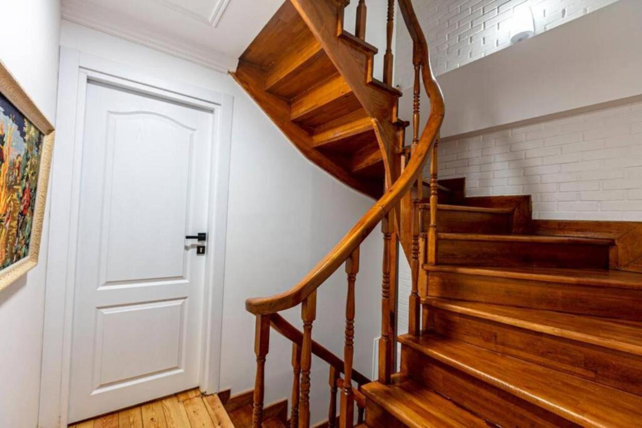 Historical 4-Br Home Steps From Besiktas Stadium & Bosphorus Views - Prime Nisantasi Location! Istanboel Buitenkant foto