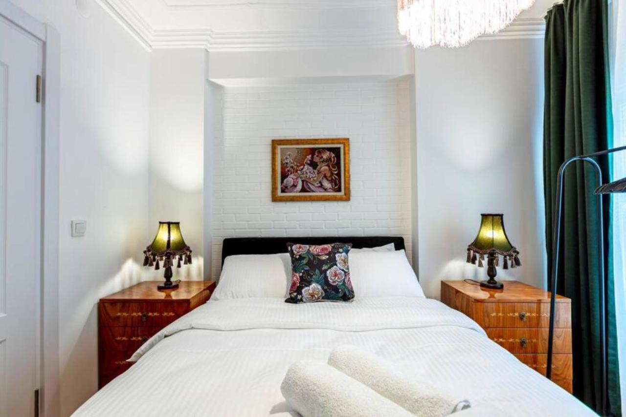 Historical 4-Br Home Steps From Besiktas Stadium & Bosphorus Views - Prime Nisantasi Location! Istanboel Buitenkant foto