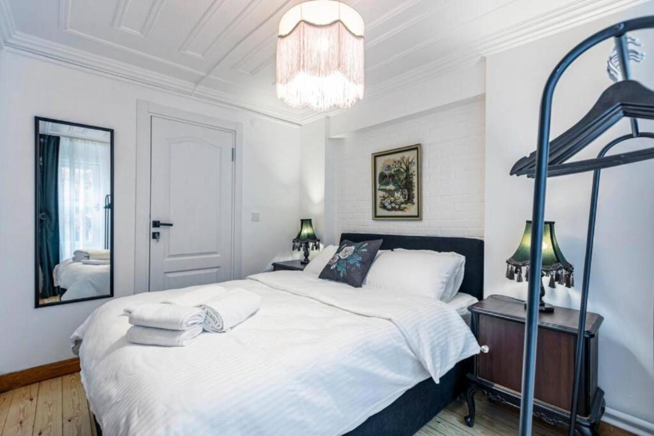 Historical 4-Br Home Steps From Besiktas Stadium & Bosphorus Views - Prime Nisantasi Location! Istanboel Buitenkant foto
