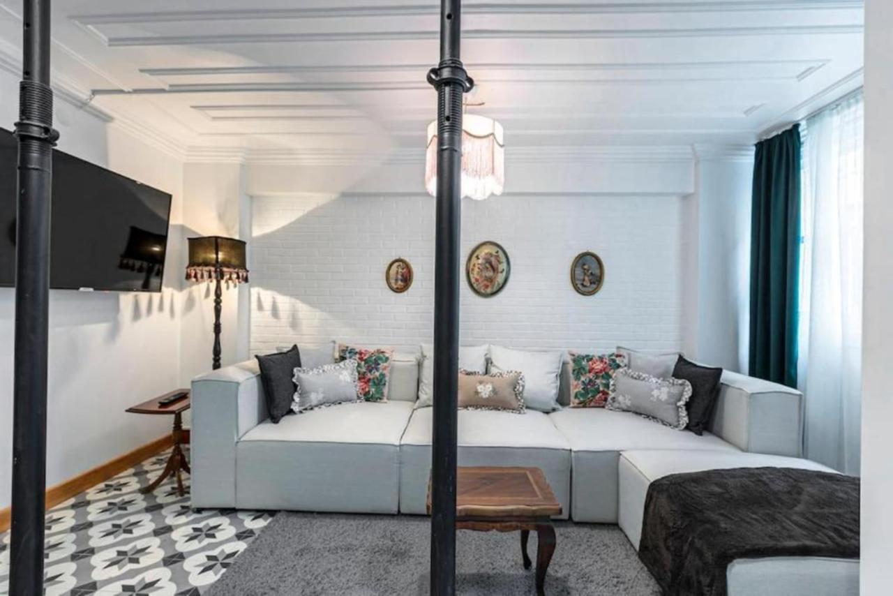 Historical 4-Br Home Steps From Besiktas Stadium & Bosphorus Views - Prime Nisantasi Location! Istanboel Buitenkant foto