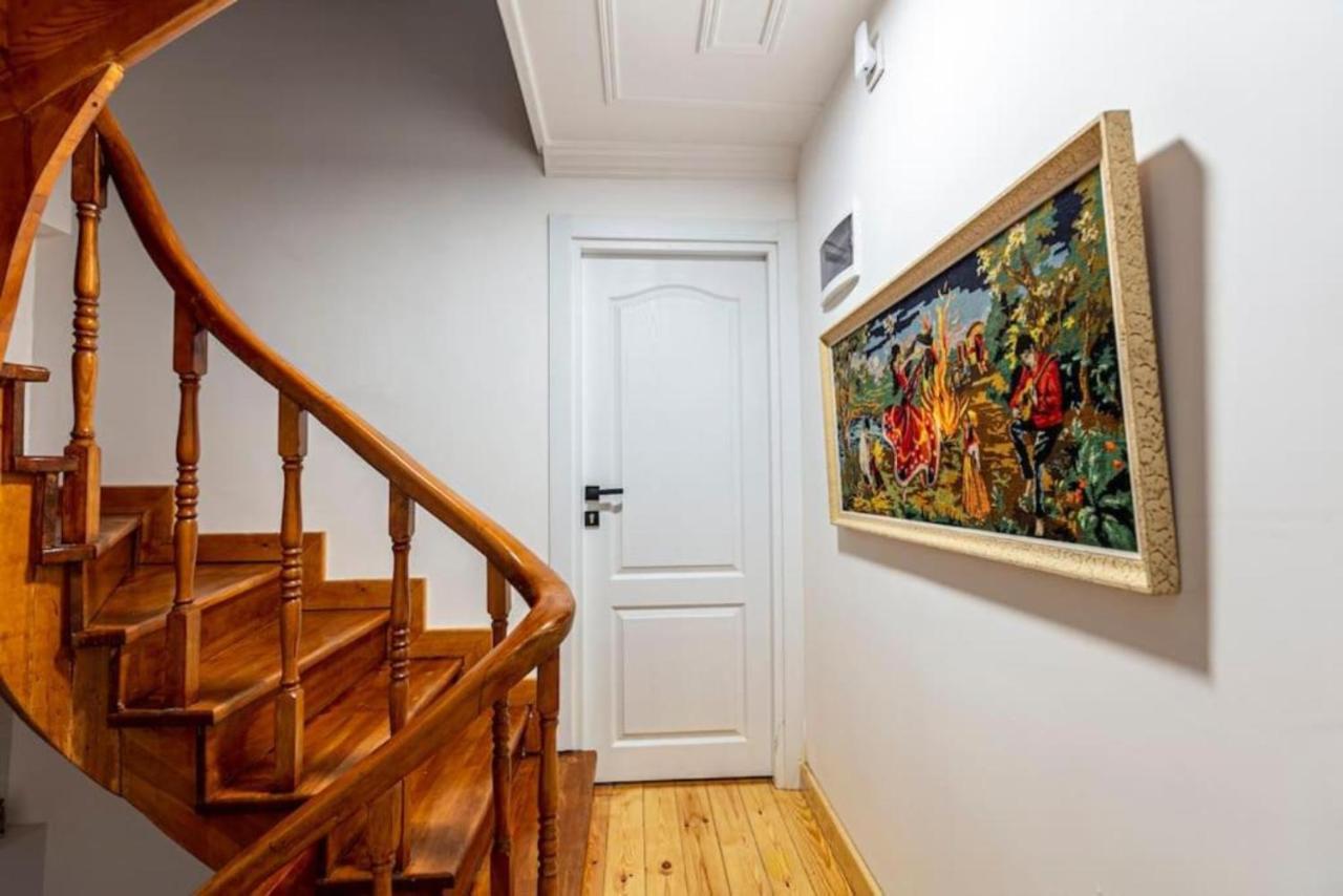 Historical 4-Br Home Steps From Besiktas Stadium & Bosphorus Views - Prime Nisantasi Location! Istanboel Buitenkant foto